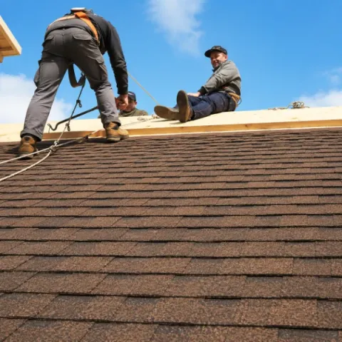 Artisan couvreur Hostens réalisant la pose d'une toiture en tuiles
