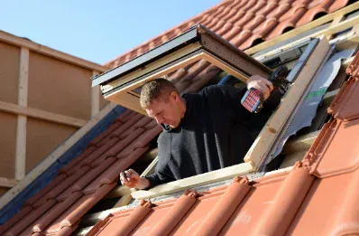 Pose de fenêtre de toit et velux par un couvreur à Hostens